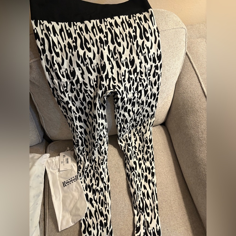 Wolford Leopard Leggings 
Size: Large
Never worn 
Tag&dust bag included